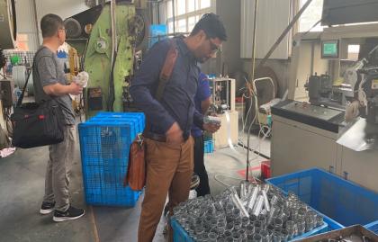 Bumisita ang mga customer sa Bangladesh sa pabrika ng Headman
